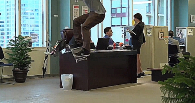 Скейтбординг в офисе  