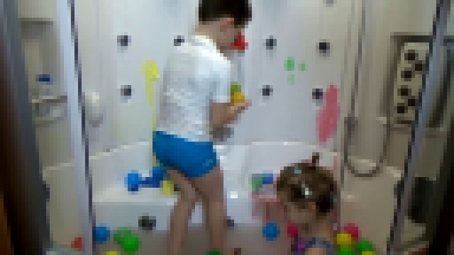 Катя купается в ванной с красками и игрушками для ванной Bath time with paints a 