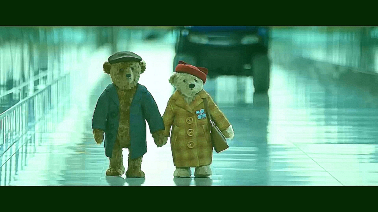 Рождественский ролик о путешествии пожилой пары плюшевых медведей 