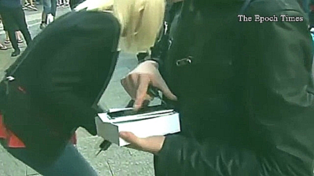 Видеоклип Первый владелец iPhone 6 в городе Перт уронил его на асфальт во время интервью (новости) 