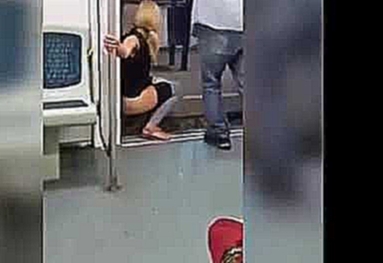 Девушка сходила в туалет прямо в вагоне метро на людях! 