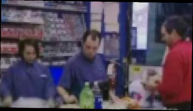  Продавщица показывает сиськи скрытая камера  