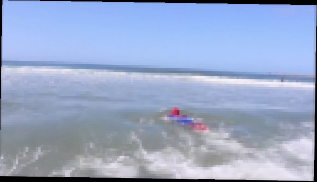 Человек паук на море - катается на доске, купается в бассейне - делает селфи и катается на скейте. 