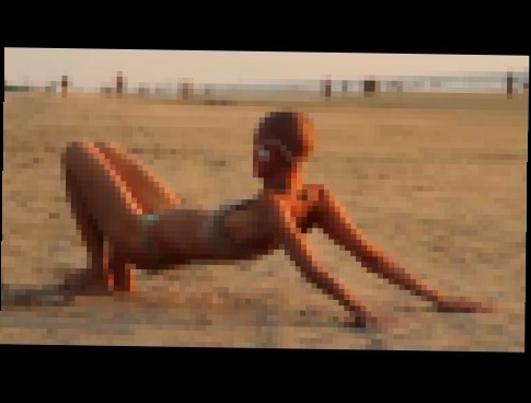 девушка на пляже скрытая камера медитация 
